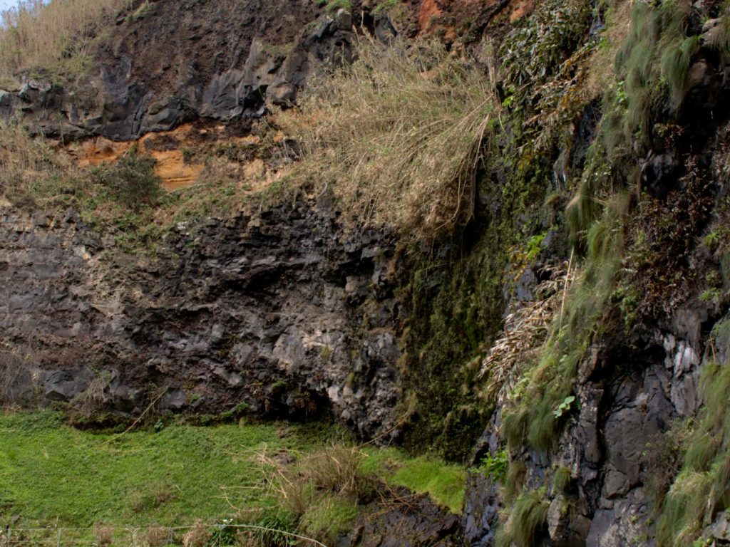 Água nas rochas no caminho em direção à cascata na ribeira do Cachaço Água nas rochas no caminho em direção à cascata na ribeira do Cachaço