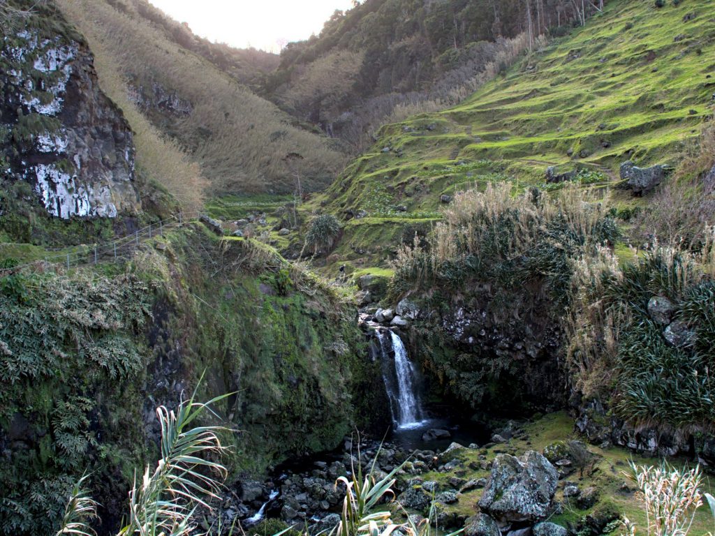 Cascata na Ribeira do Cachaço junto da costa Cascata na Ribeira do Cachaço junto da costa
