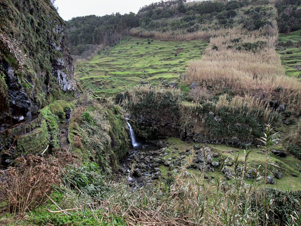 Cascata na Ribeira do Cachaço junto da costa Cascata na Ribeira do Cachaço junto da costa