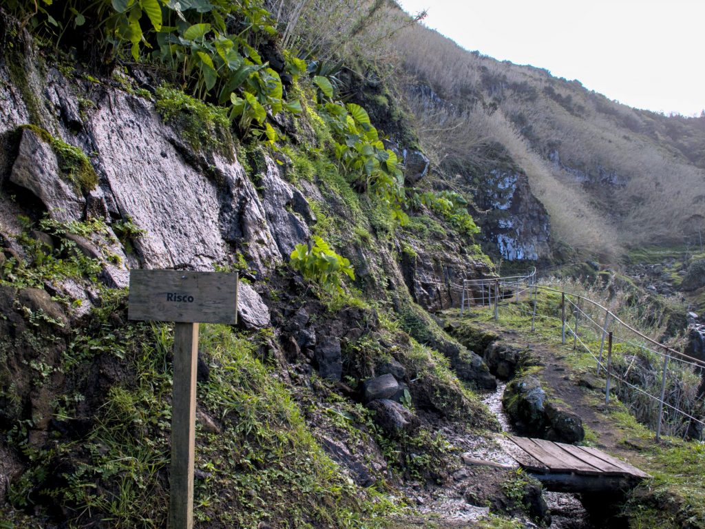 Caminho para a cascata ao longo da Ribeira do Cachaço Caminho para a cascata ao longo da Ribeira do Cachaço