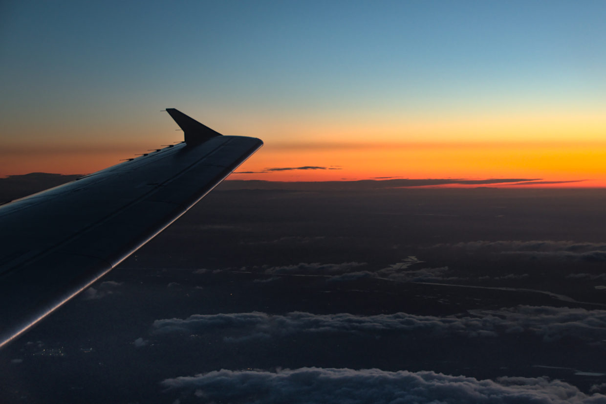 Sonnenaufgang beim Flug nach Ponta Delgada