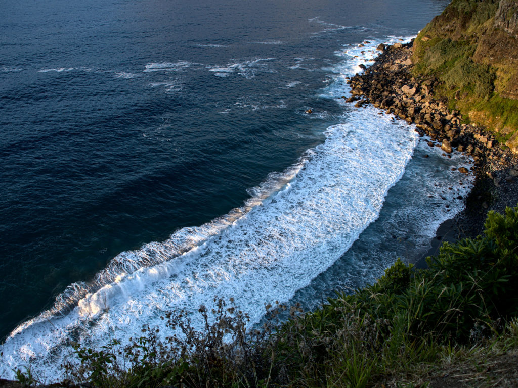 Küste der Ribeira das Coelhas im Sonnenuntergang Küste der Ribeira das Coelhas im Sonnenuntergang