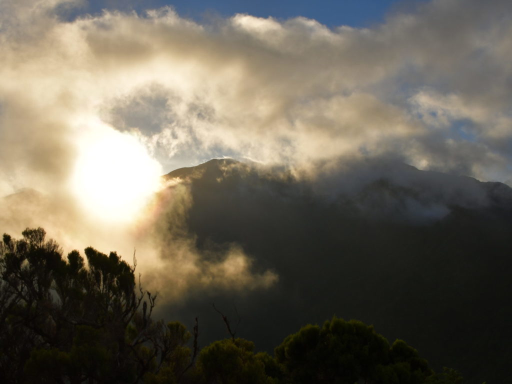 Sonne, Wolken und Berge - Der Pico da Vara im Sonnenuntergang Sonne, Wolken und Berge - Der Pico da Vara im Sonnenuntergang