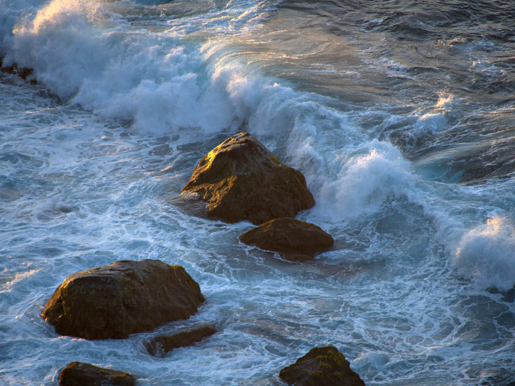 Steine im Sonnenuntergang beim Miradouro da Pedra dos Estorninhos Steine im Sonnenuntergang beim Miradouro da Pedra dos Estorninhos