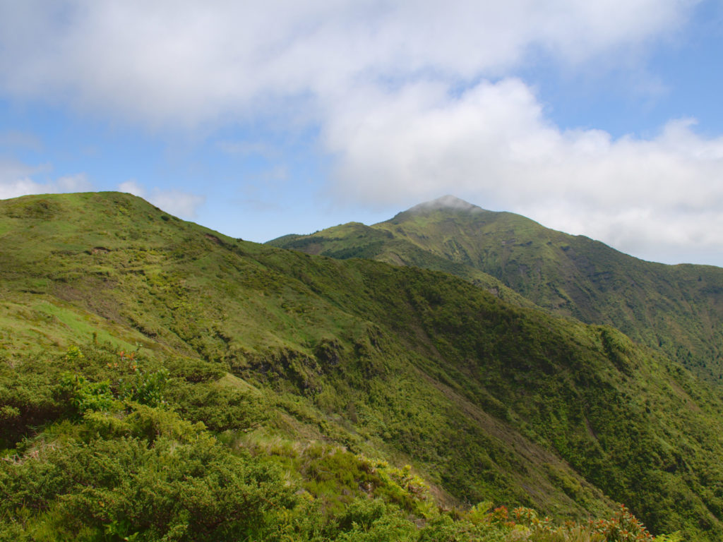 Wanderweg zum Pico da Vara auf dem Kamm Wanderweg zum Pico da Vara auf dem Kamm