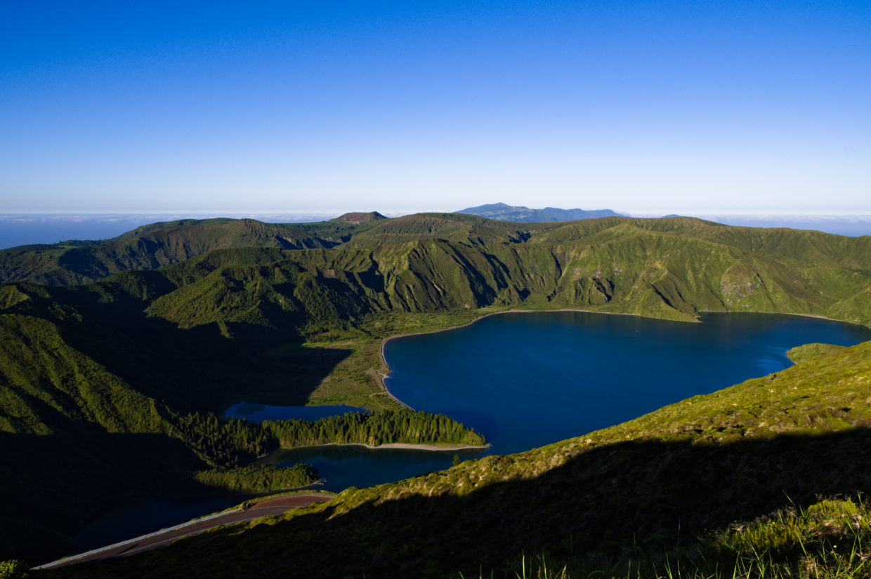 Die Schatten am Lagoa do Fogo werden länger