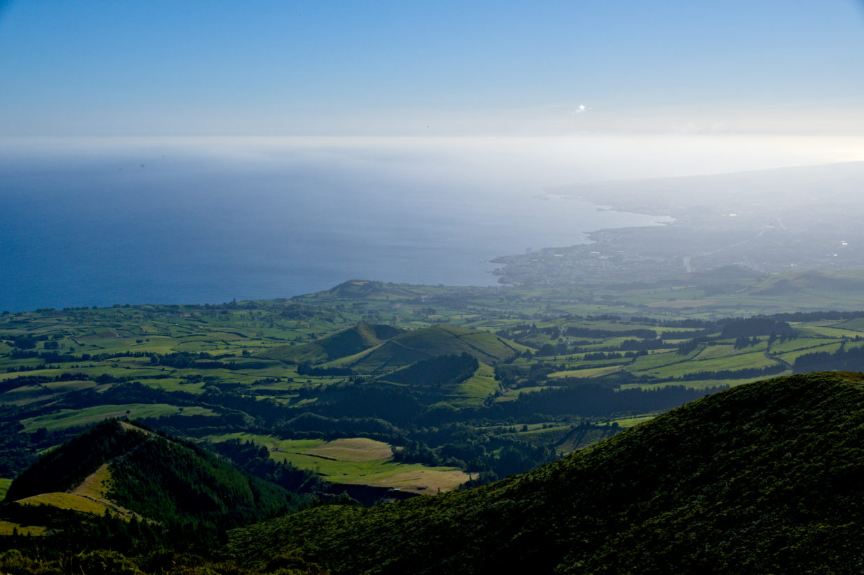 Kleinere Krater in Richtung Ponta Delgada vom Kamm des Barrosa aus