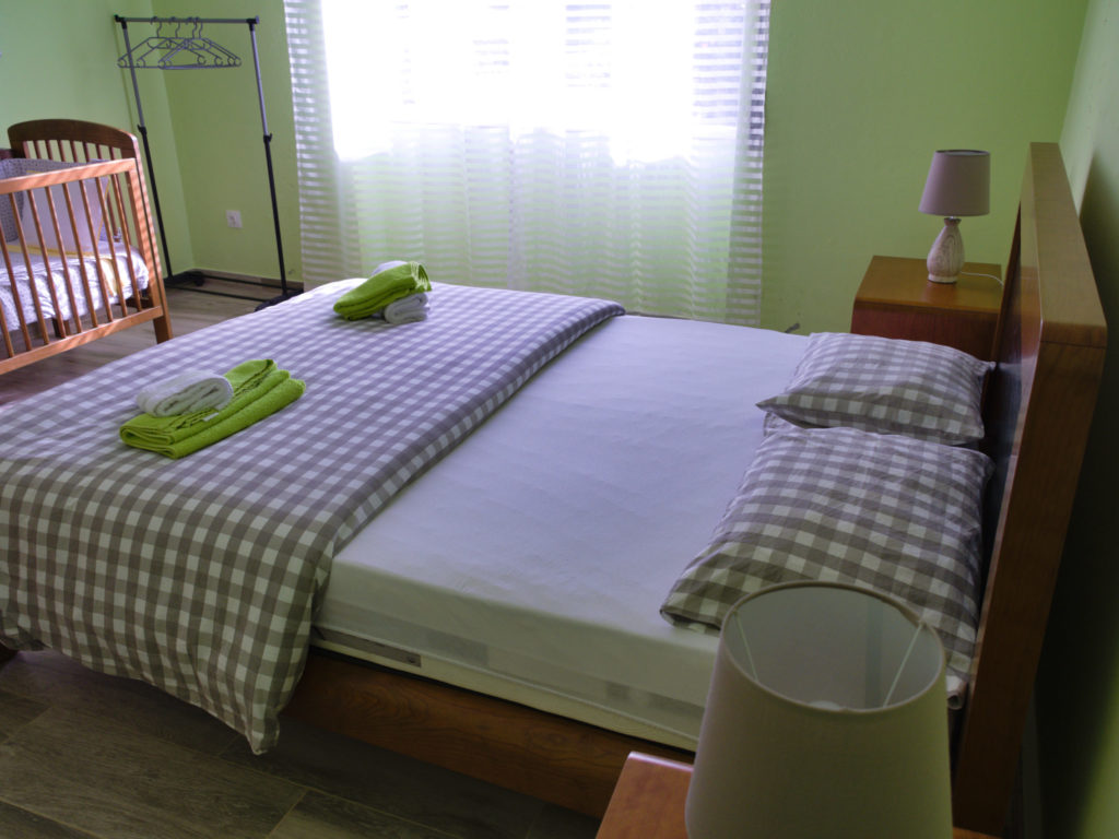 Bett im ersten Schlafzimmer Bett im ersten Schlafzimmer