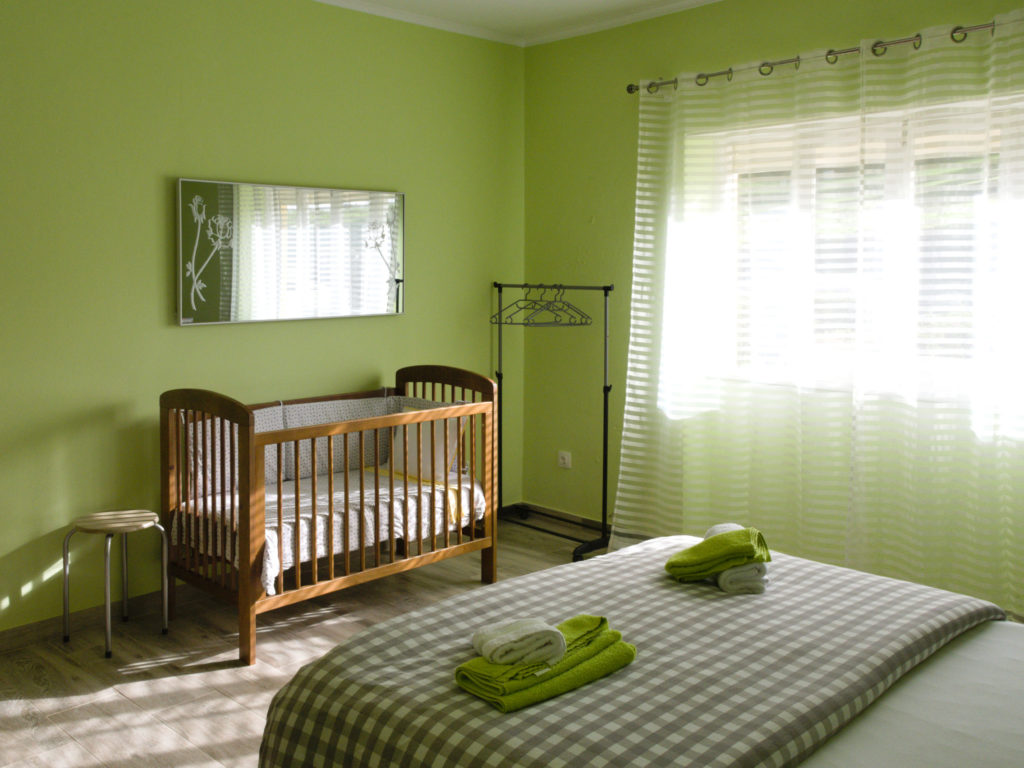 Kinderbett im ersten Schlafzimmer Kinderbett im ersten Schlafzimmer