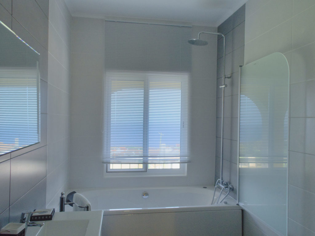 Bad mit Whirlpool Badewanne und Blick auf den Atlantik Bad mit Whirlpool Badewanne und Blick auf den Atlantik