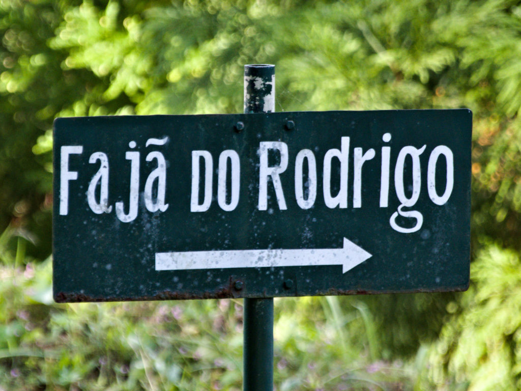 Wegweiser zur Fajã do Rodrigo Wegweiser zur Fajã do Rodrigo