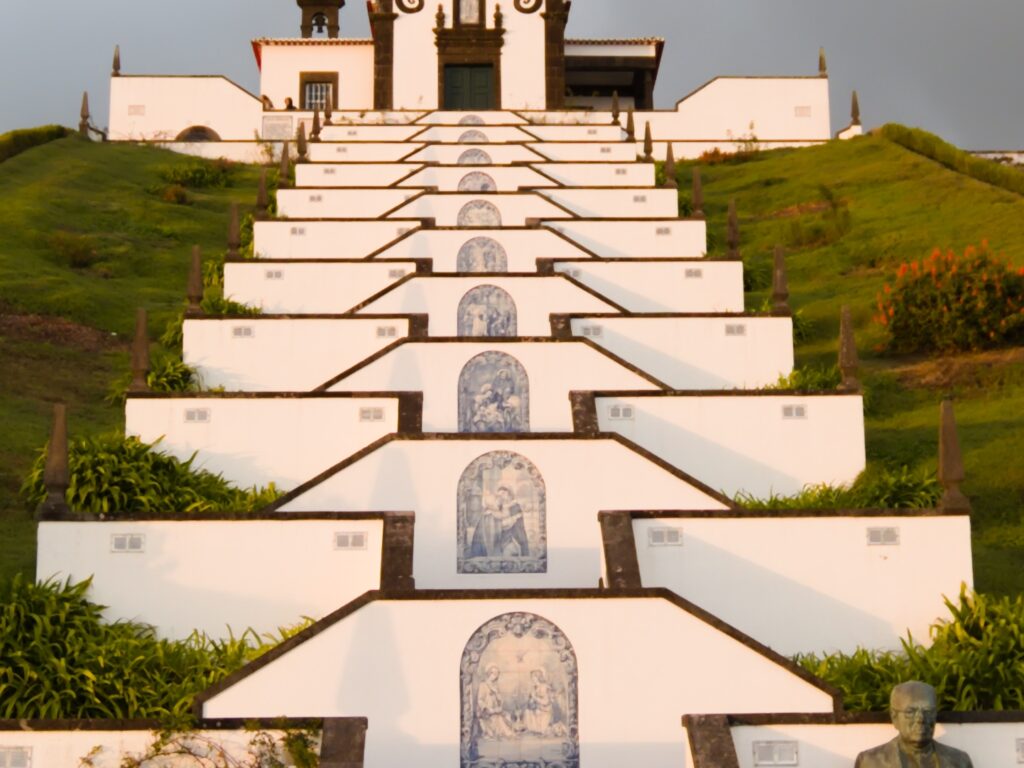 Imagens cristãs a caminho da Ermida de Nossa Senhora da Paz Imagens cristãs a caminho da Ermida de Nossa Senhora da Paz