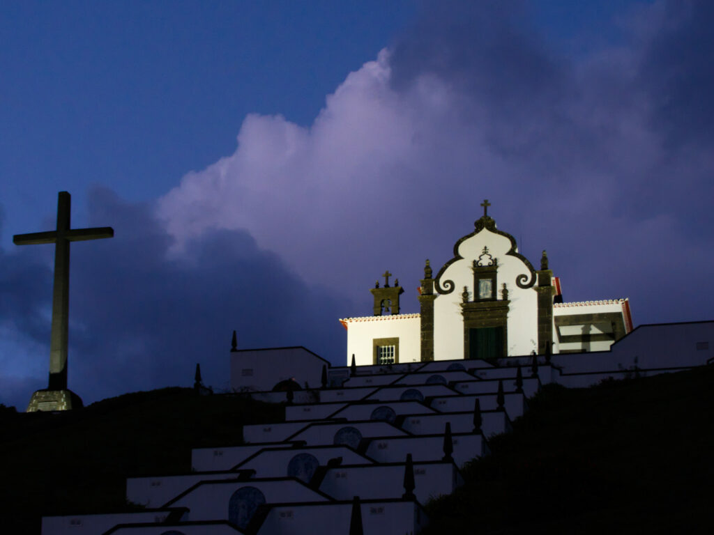 Ermida de Nossa Senhora da Paz iluminada na escuridão após o pôr-do-sol Ermida de Nossa Senhora da Paz iluminada na escuridão após o pôr-do-sol