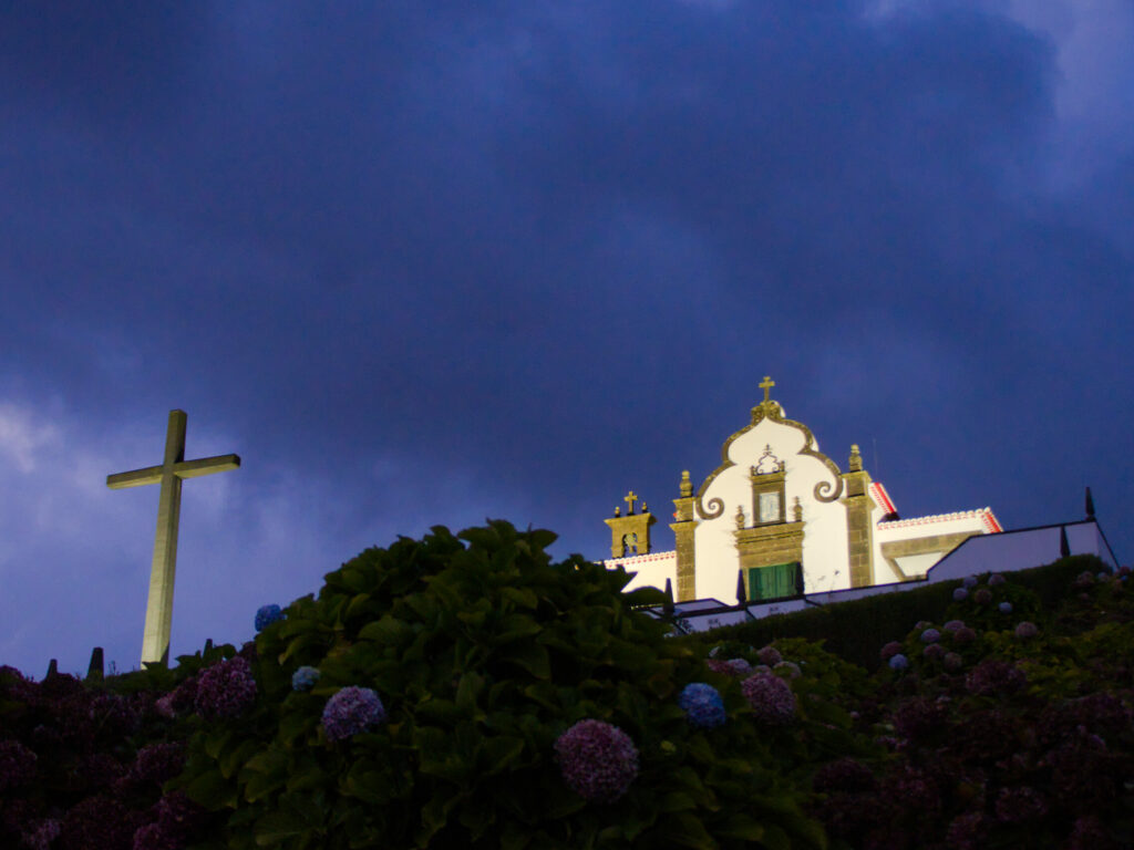 Ermida de Nossa Senhora da Paz iluminada na escuridão após o pôr-do-sol Ermida de Nossa Senhora da Paz iluminada na escuridão após o pôr-do-sol