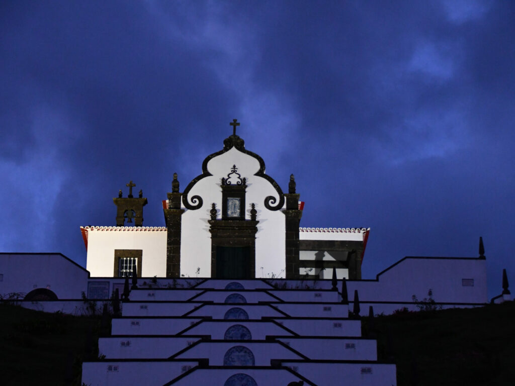 Ermida de Nossa Senhora da Paz iluminada na escuridão após o pôr-do-sol Ermida de Nossa Senhora da Paz iluminada na escuridão após o pôr-do-sol