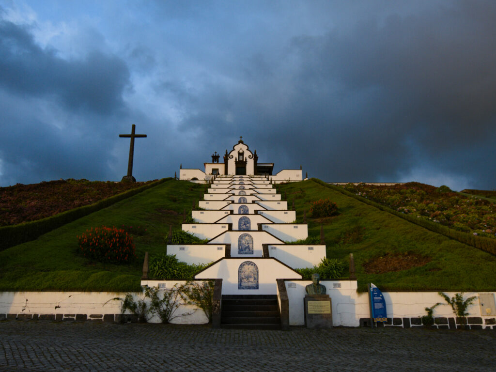 Ermida de Nossa Senhora da Paz ao pôr-do-sol Ermida de Nossa Senhora da Paz ao pôr-do-sol