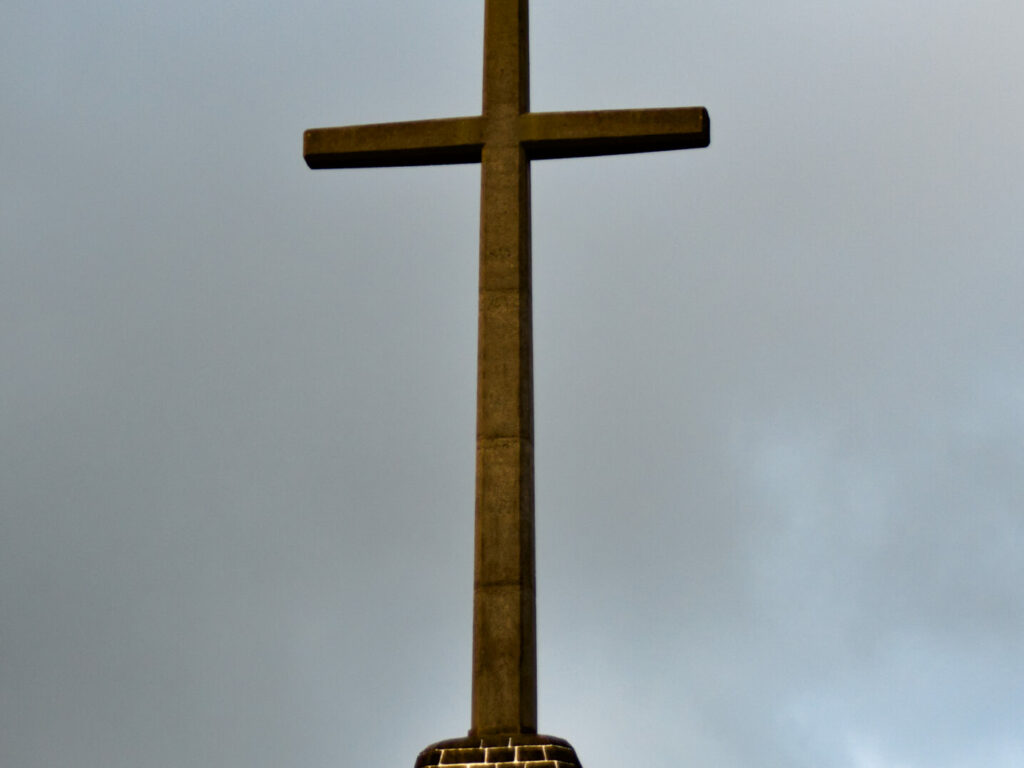 Grande cruz ao lado da Ermida de Nossa Senhora da Paz Grande cruz ao lado da Ermida de Nossa Senhora da Paz