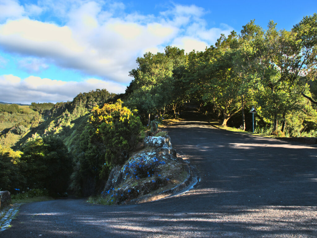 Estacionamento no Miradouro da Pedra dos Estorninhos e entroncamento para o Salto da Farinha Estacionamento no Miradouro da Pedra dos Estorninhos e entroncamento para o Salto da Farinha
