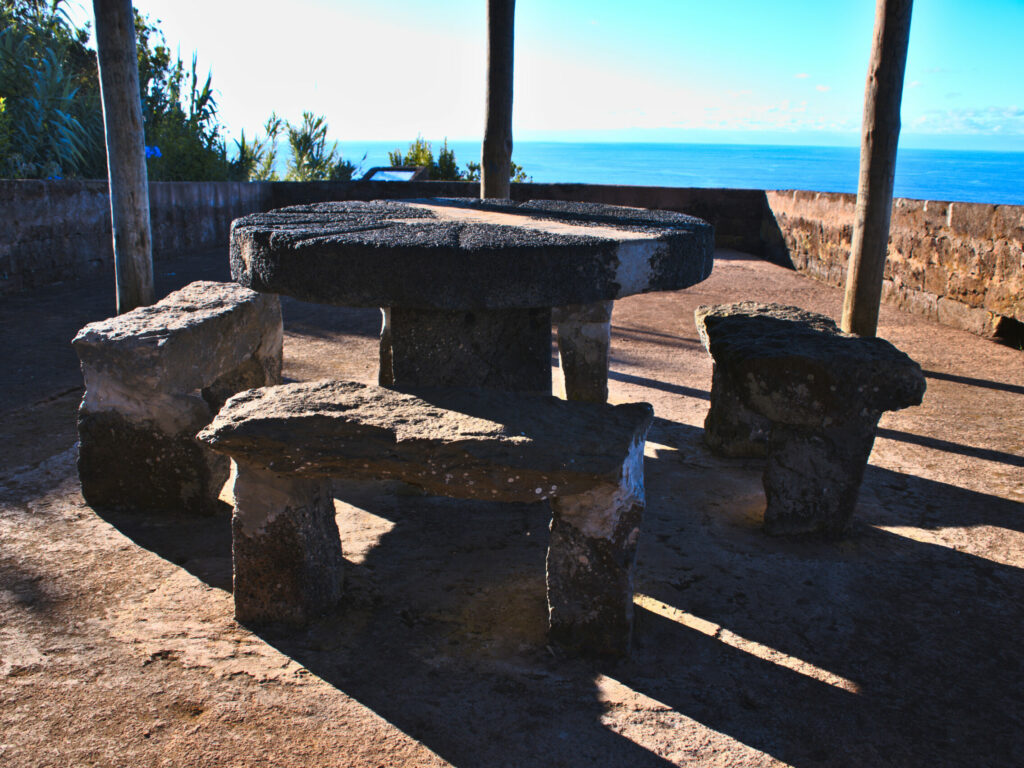 Mesa e cadeiras no Miradouro da Pedra dos Estorninhos convidam para um piquenique Mesa e cadeiras no Miradouro da Pedra dos Estorninhos convidam para um piquenique