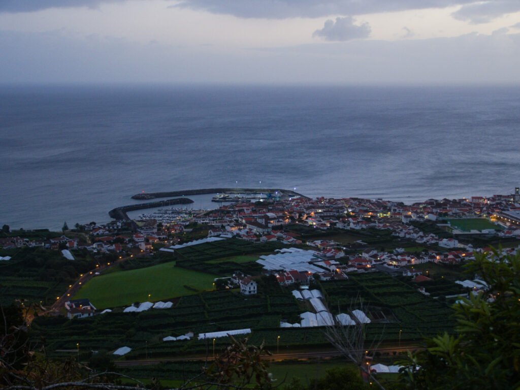 Vila Franca do Campo após o pôr-do-sol Vila Franca do Campo após o pôr-do-sol