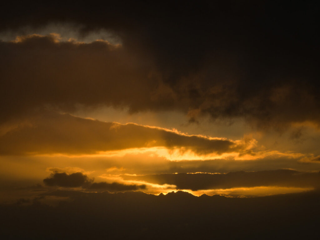 Os últimos raios de sol atrás das nuvens Os últimos raios de sol atrás das nuvens
