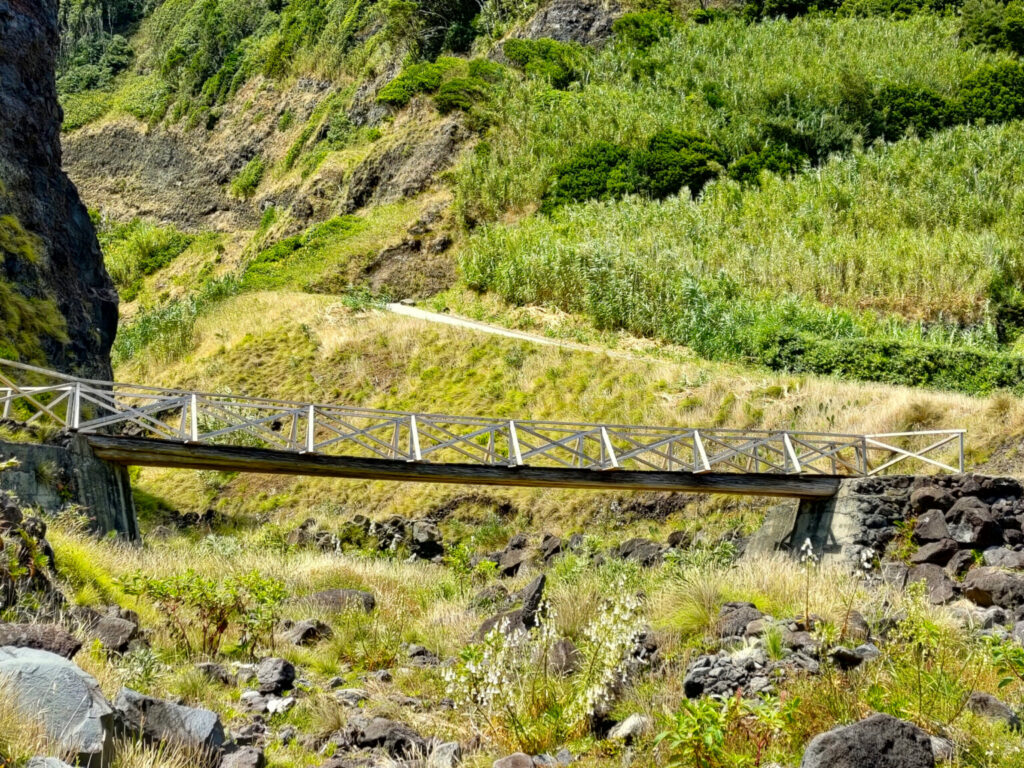 Ponte sobre a Ribeira dos Caimbos na Fajã do Araújo Ponte sobre a Ribeira dos Caimbos na Fajã do Araújo
