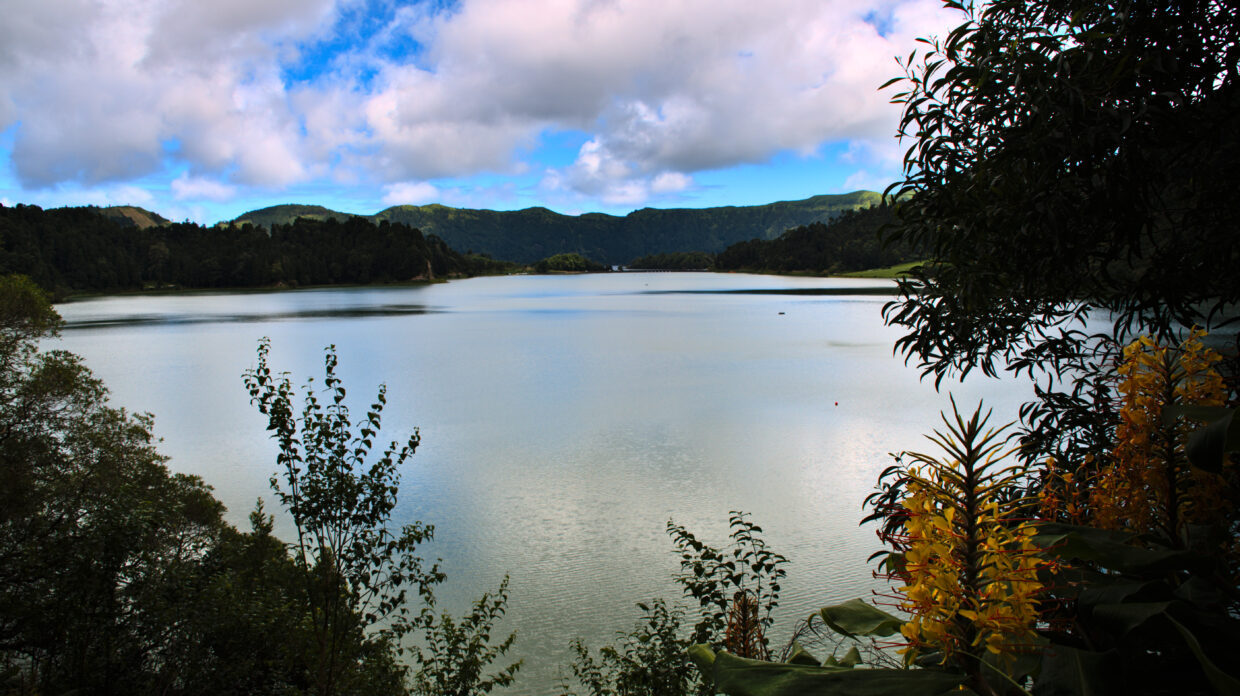 Blick über den Lagoa Verde in Richtung Lagoa Azul