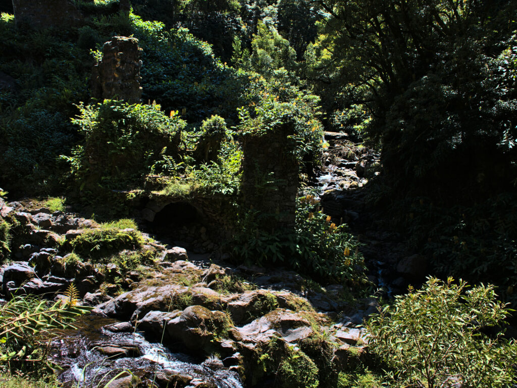 Ruin of the mill at the confluence of the Ribeira do Lenho and the Ribeira dos Caldeirões - Achadinha - Lomba D’El Rei - PRC38SMI Ruin of the mill at the confluence of the Ribeira do Lenho and the Ribeira dos Caldeirões - Achadinha - Lomba D’El Rei - PRC38SMI