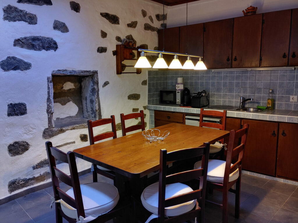 Casinha dos cinco sentidos - Kitchen with dining table Casinha dos cinco sentidos - Kitchen with dining table