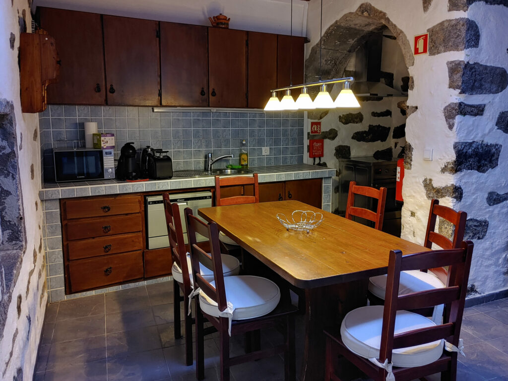 Casinha dos cinco sentidos - Kitchen with dining table Casinha dos cinco sentidos - Kitchen with dining table