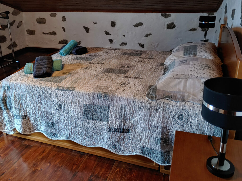 Casinha dos cinco sentidos - Upstairs bedroom with double bed Casinha dos cinco sentidos - Upstairs bedroom with double bed
