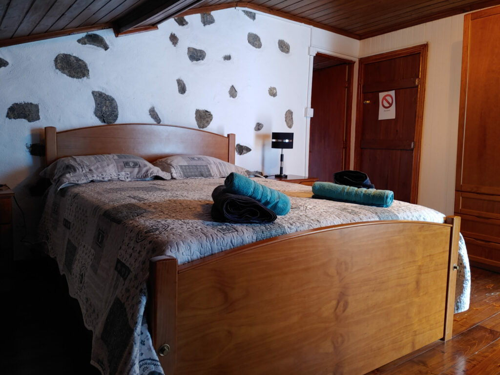 Casinha dos cinco sentidos - Upstairs bedroom with double bed Casinha dos cinco sentidos - Upstairs bedroom with double bed