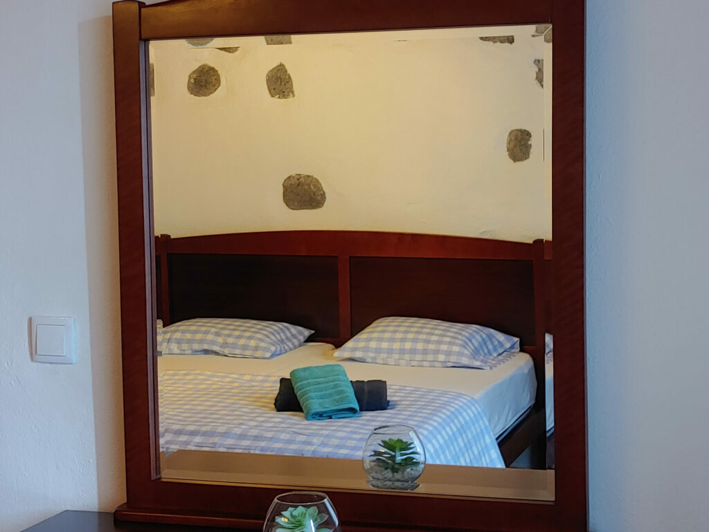 Casinha dos cinco sentidos - Lower bedroom seen in the mirror Casinha dos cinco sentidos - Lower bedroom seen in the mirror