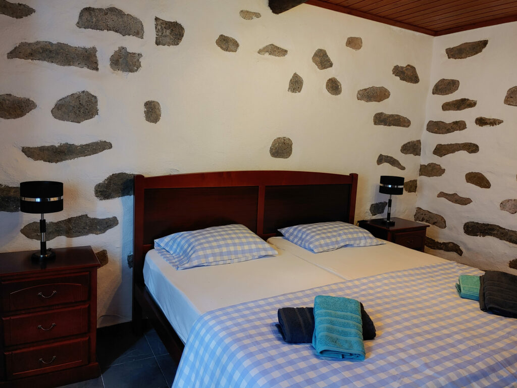 Casinha dos cinco sentidos - Lower bedroom with double bed Casinha dos cinco sentidos - Lower bedroom with double bed
